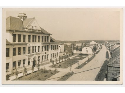 44 - Pardubicko, Horní Jelení, partie u školy, Grafo Čuda, cca 1940