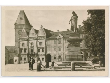 64 – Tábor, oživená partie u Žižkova pomníku, cca 1950