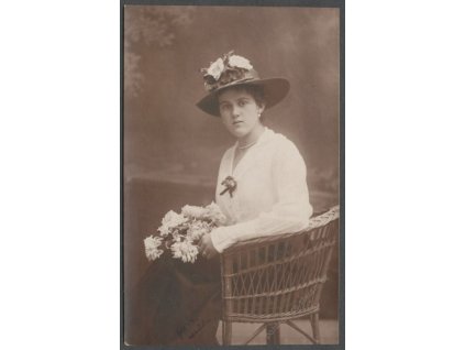 Dívka v ratanovém křesle s kloboukem, ca 1916