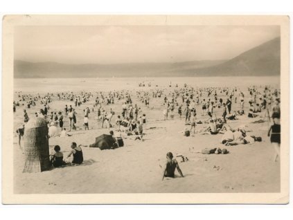 11 - Českolipsko, Doksy - Staré Splavy, oživená pláž u jezera, cca 1949