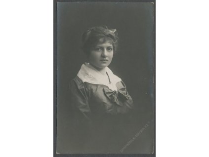 Dívka v kroji s bílým límečkem, ca 1910