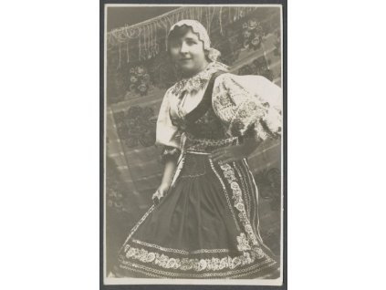 Dívka ve zdobeném kroji, ca 1910