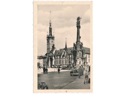 41 - Olomouc, Rathaus mit Dreifaltigkeitssäule, lidé, automobil..., cca 1940