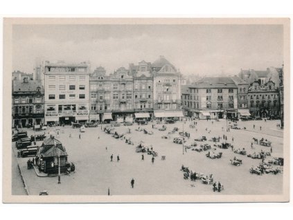 47 - Plzeň, oživené náměstí s trhy, cca 1940