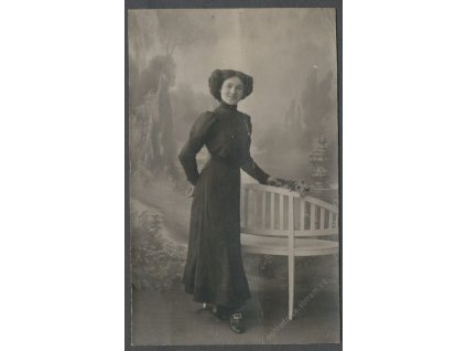 Dívka v dlouhých černých šatech, ca 1910