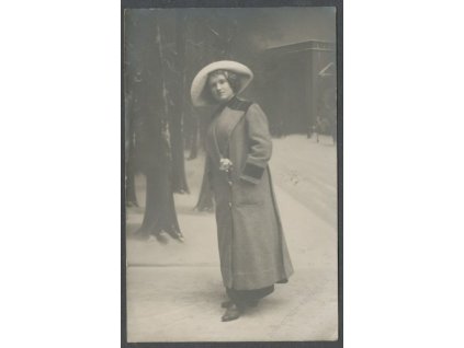 Žena v kabátu v zimním ateliéru, ca 1910