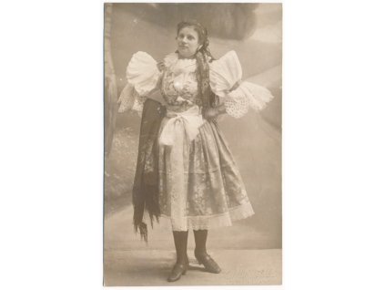 Dívka v kroji z Uherskohradišťska, cca 1910