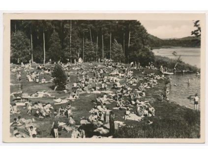 11 - Českolipsko, Hamr na Jezeře, oživená pláž u jezera, cca 1958