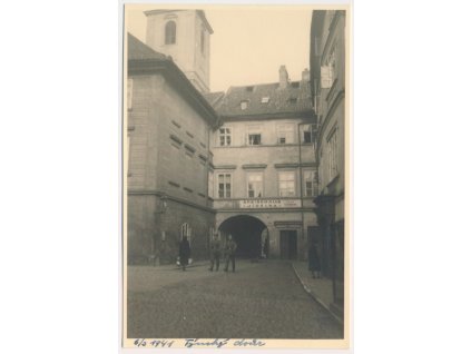 49 - Praha, Týnský dvůr, oživená partie u Jídelny, cca 1941
