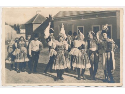 68 - Uherskohradišťsko, Svatebníci z Hluku, moravské kroje, cca 1944