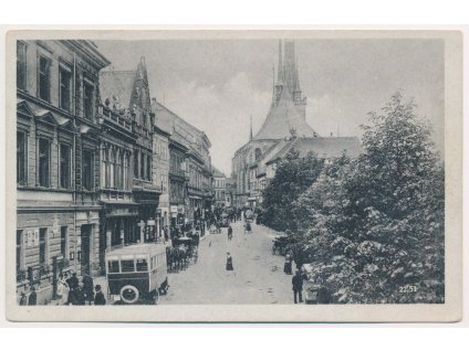 34 - Louny, oživená ulice s chrámem sv. Mikuláše, cca 1945