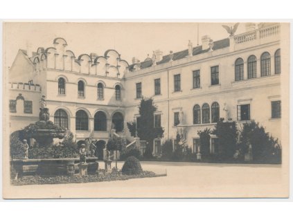 57 - Rychnovsko, Častolovice, nádvoří zámku, cca 1924