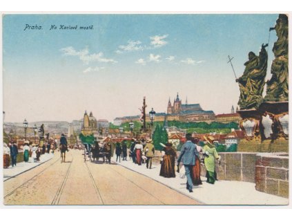 49 - Praha, lidé na Karlově mostě, cca 1918