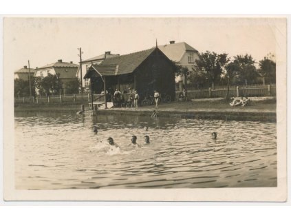 57 - Rychnovsko, Solnice, oživená partie z plovárny, cca 1931