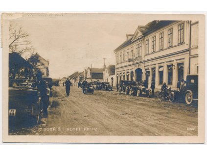 54 - Příbramsko, Dobříš, oživená partie před hotelem Heinz, cca 1926