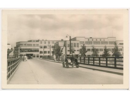 53 - Přerov, oživená partie před Sokolovnou, cca 1956