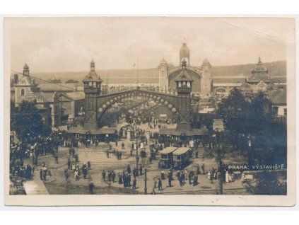 49 - Praha, oživená partie před Výstavištěm, cca 1924