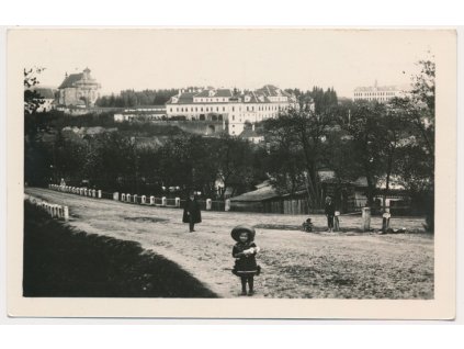 57 - Rychnov nad Kněžnou, oživená partie s celkovým pohledem na město, cca 1945