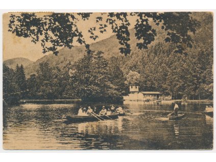 Slovensko, Trenčianské Teplice, oživená partie s loďkou, cca 1920