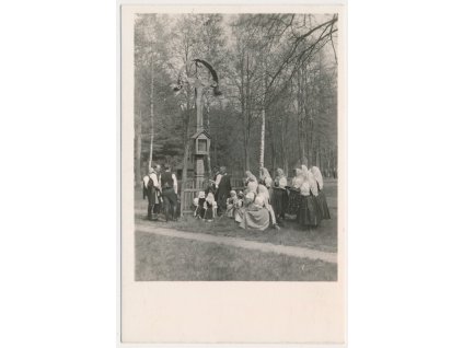 71 - Vsetínsko, Rožnov pod Radhoštěm, oživená partie z Valašského muzea, cca 1940