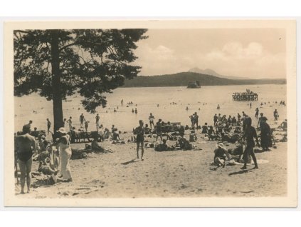 11 - Českolipsko, Doksy, oživená pláž u Máchova jezera, cca 1935