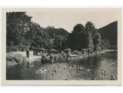 57 - Rychnovsko, Potštejn, oživená partie z "říčních lázní", cca 1943