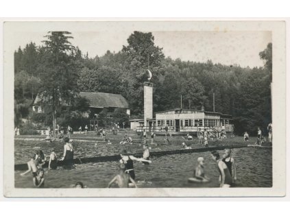 57 - Rychnov nad Kněžnou, oživená partie z koupaliště, cca 1930