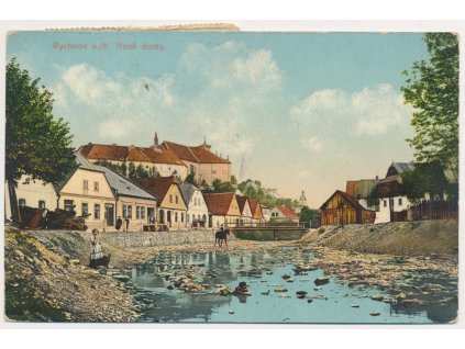 57 - Rychnov nad Kněžnou, "Nové domy", oživená partie u řeky, cca 1919