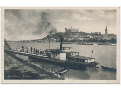 Slovensko, Bratislava, Prievoz, oživená partie s parníkem, cca 1926