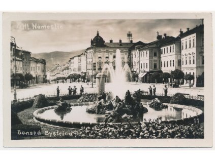 Slovensko, Banská Bystrica, oživená partie z náměstí u fontány, cca 1940