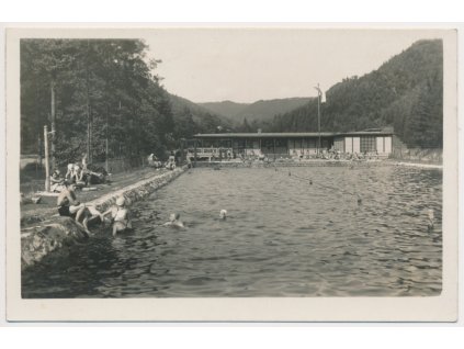 57 - Rychnovsko, Skuhrov nad Bělou, oživená partie z koupaliště, cca 1950