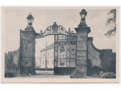 27- Kladensko, Lány, hlavní brána do zámku, cca 1940