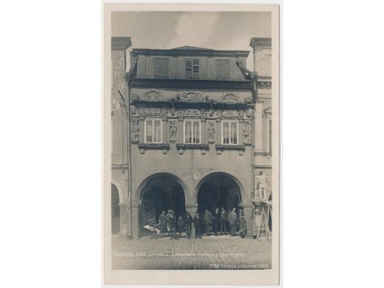 61 - Svitavsko, Litomyšl, Dům "U rytířů", oživená partie před domem, cca 1929