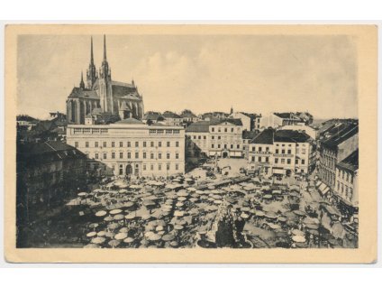 04 - Brno, Zelný trh, pohled na oživené tržiště, cca 1948