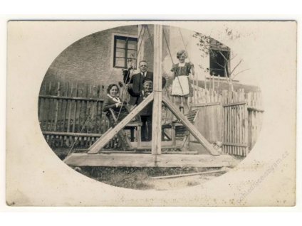 Rodinka na houpačce, ca 1920