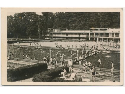 42 - Opava, lidé na městském koupališti, cca 1957