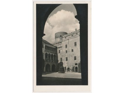 24 - Jindřichův Hradec, Zámek, partie z nádvoří, cca 1939