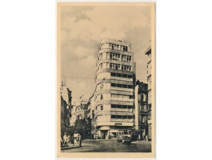 32 - Liberec, pohled do oživené Pražské ulice, cca 1948