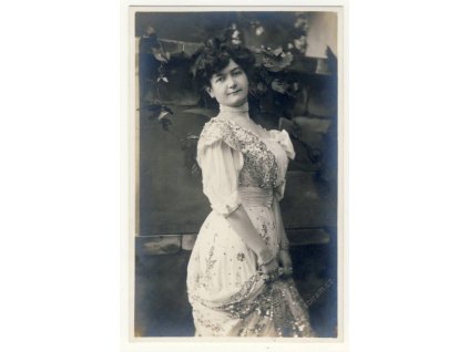 Dívka v krásných šatech podruhé, ca 1930