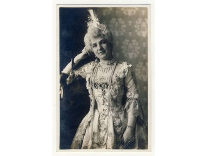 Dívka v princeznovských šatech, ca 1930