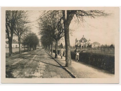 57 - Rychnovsko, Borohrádek, oživená partie z ulice, cca 1936