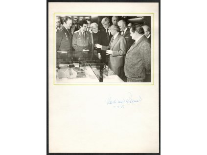 Remek Vladimír (1948),vojenský pilot a jediný československý kosmonaut, podpis