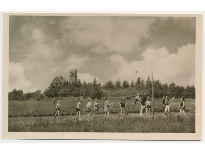 20 - Jablonecko, Janův Vrch, "děvčata hrají volejbal", cca 1950