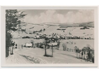 57 - Rychnovsko, Deštné v Orlických horách, pohled na obec v zimě, cca 1934