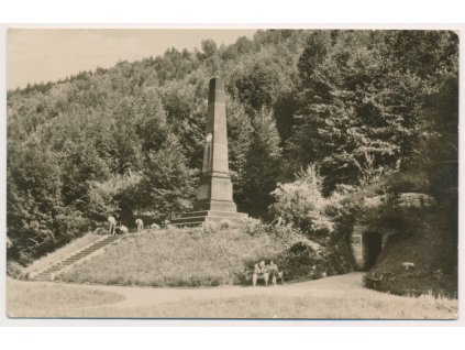 70 - Orlickoústecko, Brandýs nad Orlicí, Pomník J. A. Komenského, cca 1945