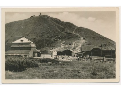 66 - Trutnovsko, Krkonoše, Sněžka, oživená partie pod horou, cca 1953