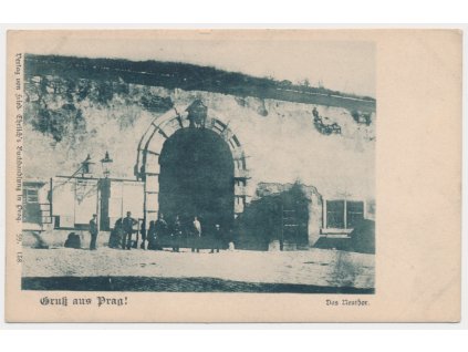 49 - Praha, Nová brána, oživená partie před opevněním, cca 1900