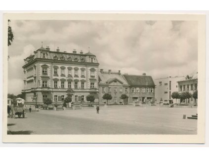 57 - Rychnovsko, Kostelec nad Orlicí, partie z náměstí, cca 1950