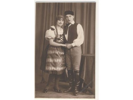 Dívka a chlapec v krojích, ca 1930