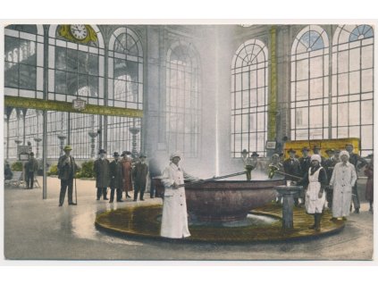 25 - Karlovy Vary, Karlsbad, oživená partie u vřídla, cca 1918